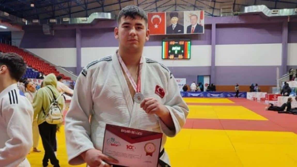 Öğrencimiz Berat Hıdır Orduda düzenlenen Okulsporları Gençler A Judo Türkiye 2.cisi 