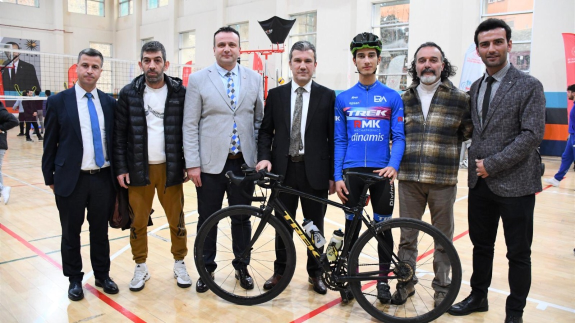 Okulumuz bisiklet takımı sporcusu Ege Erhan Verit Gençlik spor il Müdürümüz Sayın Hakan Yüksel tarafından ödüllendirildi.